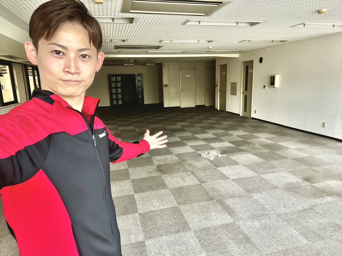 yuji222tt's tweet photo. ご報告です！！！
【新ユージくんの卓球場4月オープン🏓】
物件の契約ができるのかできないのかがハッキリせずご報告ができずにいました😵
契約が2月中にできることとなったのでご報告させていただきます🙇‍♂️
オープンまで1ヶ月やん！って思うかもしれませんが1月の中旬ぐらいから裏で準備を進めておりました💪
今のとこ予定通り4月にオープンできそうです！
場所は埼玉の宮原にあるユージくんの卓球場から電車で9分ほど移動した桶川という場所に移転オープン😆✨
MAX5台（無理やり6台？）ほど置く予定です🏓
そして移転オープンする際にお世話になった会社から独立することを決断し、このタイミングで自分の会社も設立して國武コーチと大澤コーチを正社員として迎え入れて一緒に活動していくことに決めました！
社長ともお話をさせていただき『櫻井くんが独立できるタイミングがようやく来たかと…そのためにここまでサポートしてきたのだから全力で頑張れ』と言っていただき移転オープンに向かって背中を押してくださいました。

会社名は"株式会社ReBlo"

あ、卓球場の名前は"ユージくんの卓球場"のままです🤣

"Reblo"とは

Realize＝「実現」「叶う」
Blossom＝「成長」「開花」
Brother＝「仲間」

ReBlo＝自身を成長させ、夢や目標を仲間と共に実現させる。

という意味を込めて会社を立ち上げます🏢

夢を実現させていくためにも会社を設立していくことに決めました！
SNSでは夢を語ることなくやってきましたが、オフラインでお話しした方々には僕の"夢"をお話させていただき、たくさんの方にご相談し、たくさんの方にアドバイスをもらいました。
僕は1人では本当に何もできません。
今の僕がここまでやってこれたのは関わってくれた皆様、動画を見てくれたりコメントをいただいたりしてくれている皆様の応援があったおかげです。
その応援が今の"ユージくん"を作ってくれました。
本当にありがとうございます。

取り急ぎ皆様へご報告と感謝の気持ちを伝えたく投稿させていただきました🙇‍♂️
まだまだ気持ちを伝えきれていなくて申し訳ないです😭

物件のお写真や今後の動きなど、随時更新していく予定ですので是非これからも応援していただけると嬉しいです🙇‍♂️

最後までお読みいただきありがとうございました！
皆様これからどうぞよろしくお願い致します🙇‍♂️