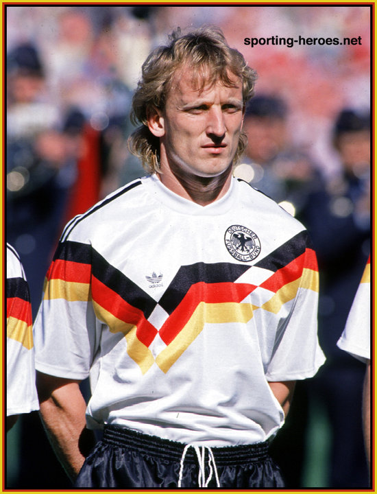 Andreas Brehme'yi tanımlarken 'Onu 20 yıldır tanıyorum ama sağ ayaklı mı yoksa sol ayaklı mı olduğunu bilmiyorum' demişti Beckenbauer. Sol çizgide oynar, ama penaltıları sağ ayağıyla kullanırdı. Yetişebildiğim ilk Alman milli takımının sol bekiydi. Ruhu şad olsun...