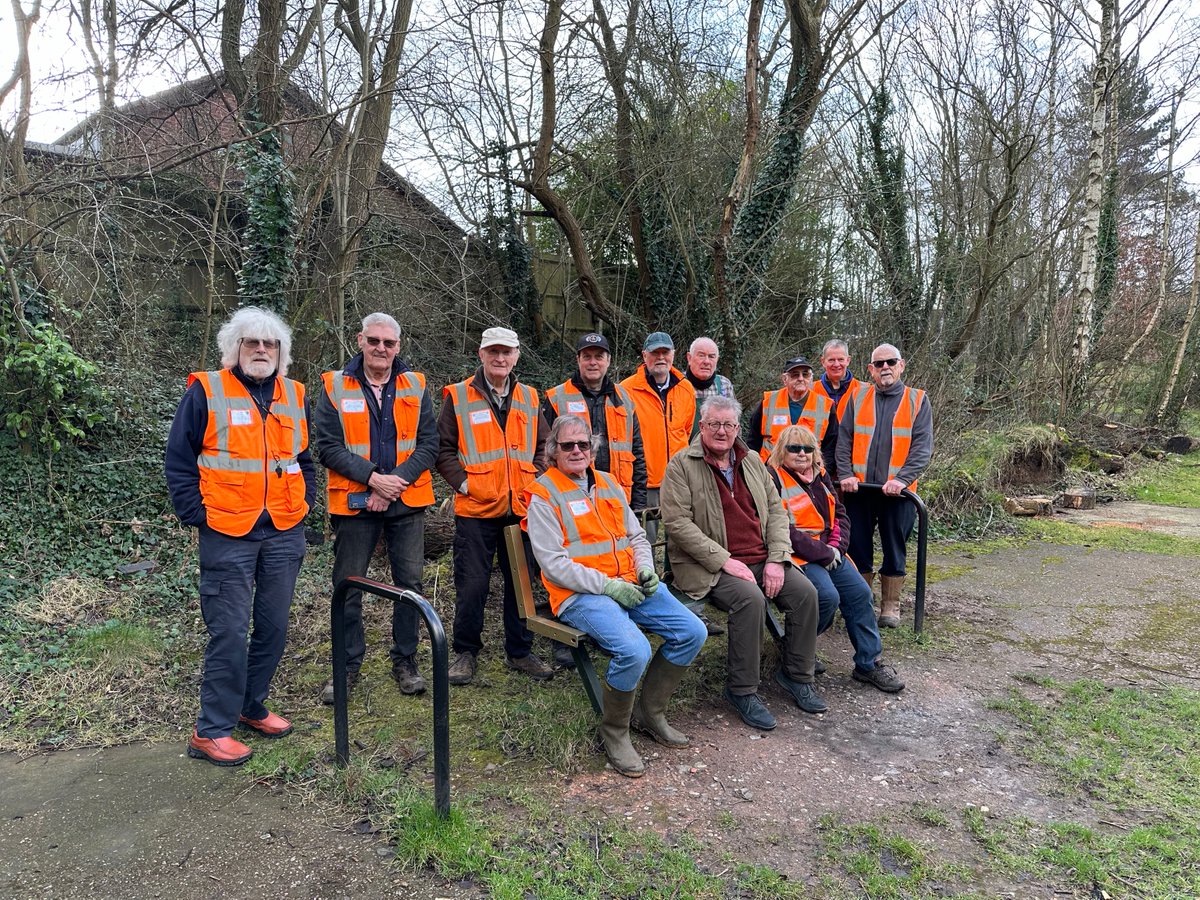 Great morning spent with volunteers from @BackTheTrack at Brownhills, where they are working to maintain the former railway section from Walsall to the A5 “The McClean Way” as a Greenway. I outlined the KAVS @KingsAwardVS. @WMLieutenancy @WalsallCouncil