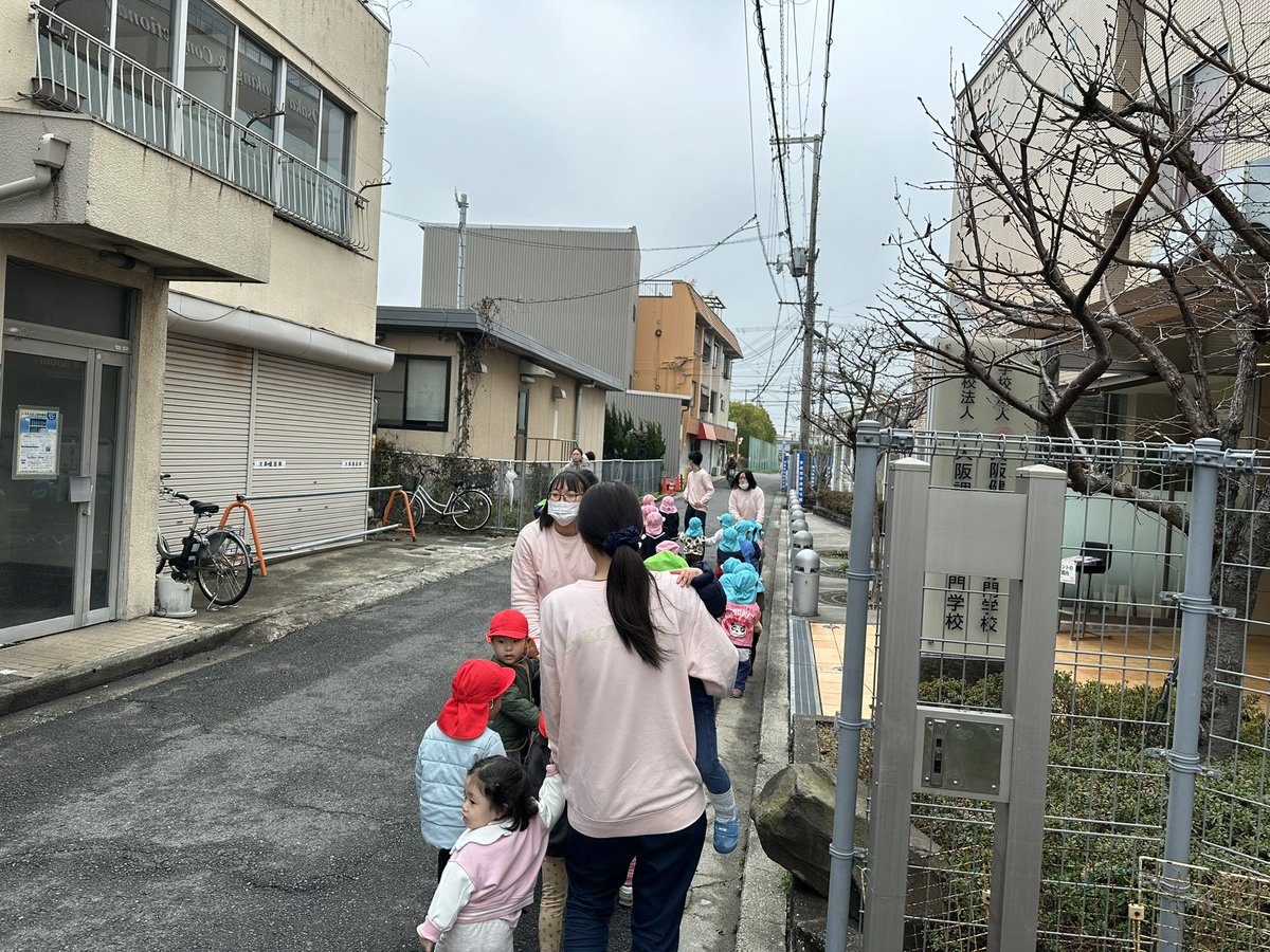 daikenkenken's tweet photo. 【避難訓練】
こども園では避難訓練を行なっていました✨

保育士はこどもたちの大切な命を預かるお仕事なので実際に不審者が来たことを想定して安全な場所まで避難することはとっても大事です😊

訓練の後はほっとした表情でお友達と仲良く遊んでいましたよ💓

#大阪健康ほいく専門学校 https://t.co/zLgu2pBEBR