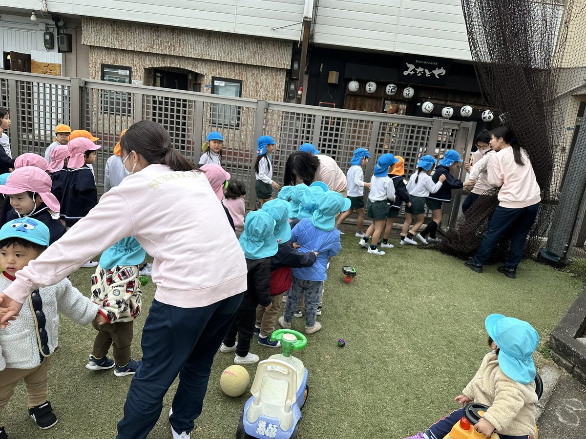 daikenkenken's tweet photo. 【避難訓練】
こども園では避難訓練を行なっていました✨

保育士はこどもたちの大切な命を預かるお仕事なので実際に不審者が来たことを想定して安全な場所まで避難することはとっても大事です😊

訓練の後はほっとした表情でお友達と仲良く遊んでいましたよ💓

#大阪健康ほいく専門学校 https://t.co/zLgu2pBEBR