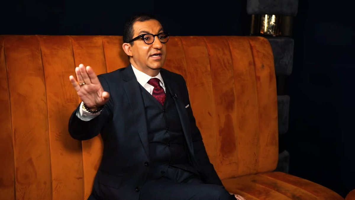 Comment on peut être fils de diplomate égyptien, être né au Caire et valider l'invasion de l'Egypte par Israël ? Quel genre de personne peut justifier l’invasion de son propre pays par une puissance étrangère ?
Jean Messiha, français depuis 1990, penserait-il de la même manière