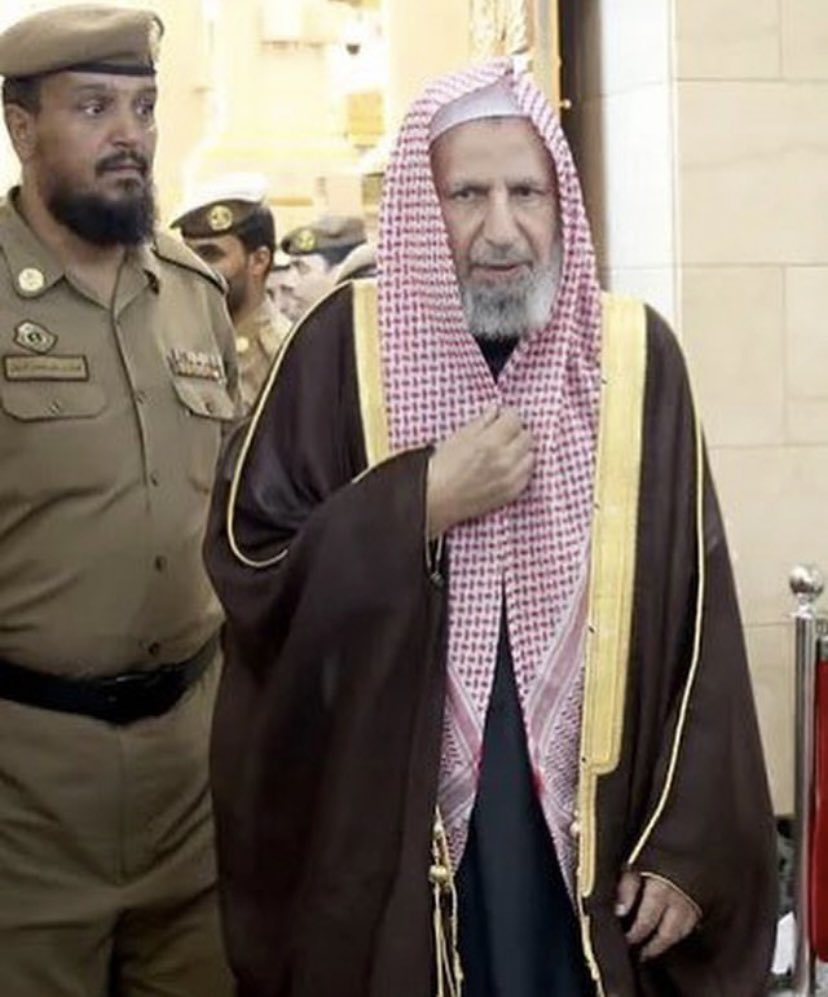 theholymosques's tweet image. Sheikh Abdul Aziz bin Abdullah Al Falah, who served as the Vice President General for the Affairs of Masjid An Nabawi for a long time, passed away today. May Allah have mercy on him and forgive him.