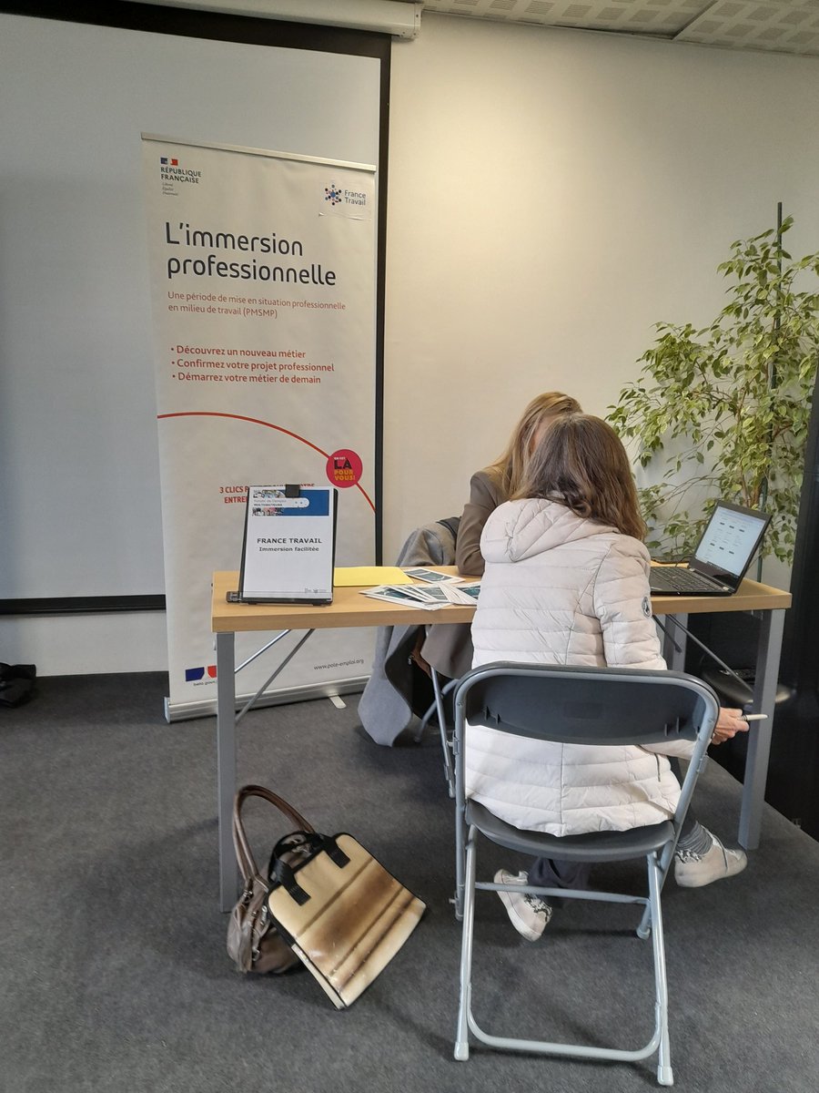 FTravail_13's tweet photo. C'est parti pour le forum de l'emploi multisecteurs au Cloître #AvecFranceTravail et ses équipes de Marseille, et 25 entreprises qui accueillent les demandeurs d'#emploi pour des recrutements dans la sécurité, le service à la personne, le transport... https://t.co/yRArIHh94d