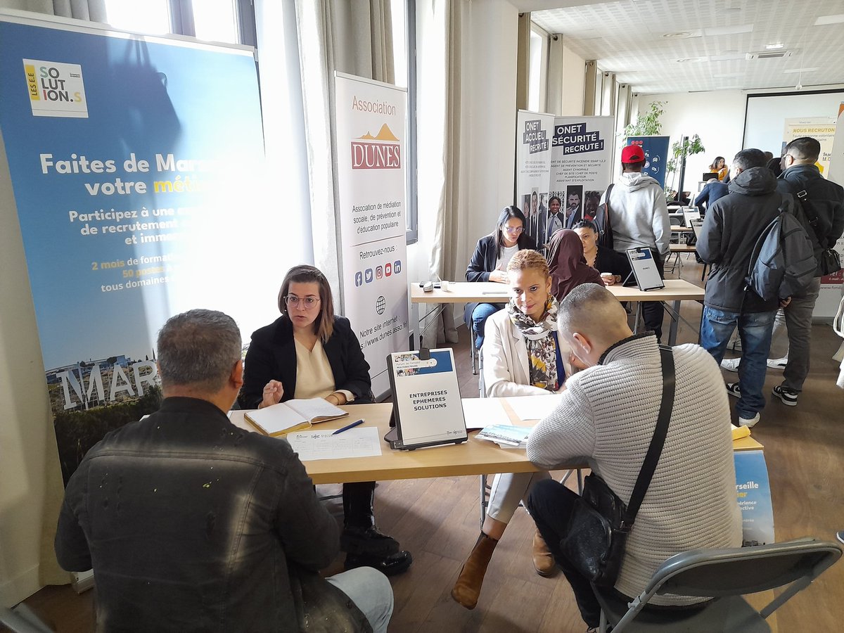 FTravail_13's tweet photo. C'est parti pour le forum de l'emploi multisecteurs au Cloître #AvecFranceTravail et ses équipes de Marseille, et 25 entreprises qui accueillent les demandeurs d'#emploi pour des recrutements dans la sécurité, le service à la personne, le transport... https://t.co/yRArIHh94d