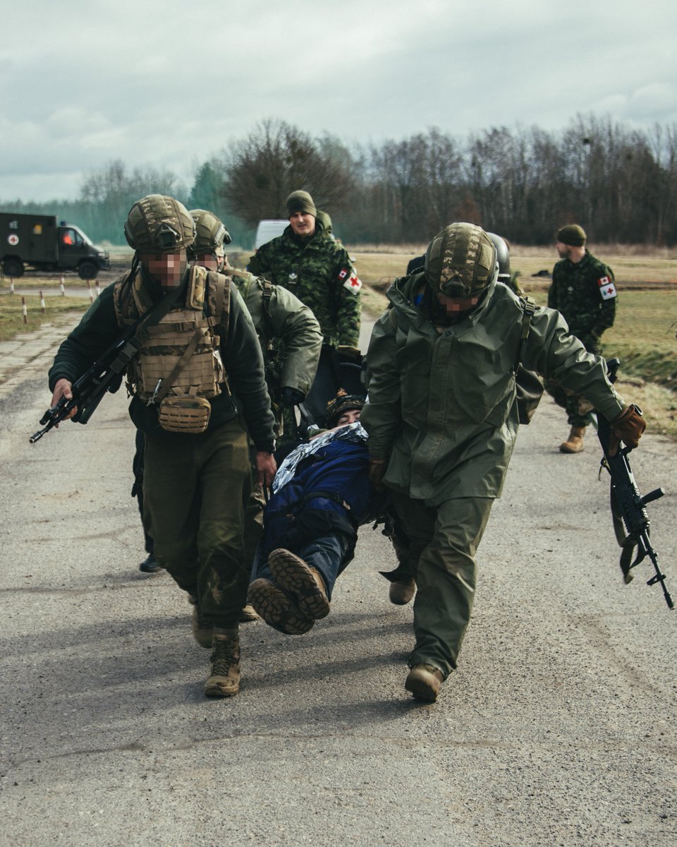 🇨🇦 Saving lives in a combat zone is not easy. That's why @CanadianArmedForces medical personnel deployed on #OpUNIFIER are teaching Armed Forces of #Ukraine members how to safely and effectively administer first aid to injured soldiers and evacuate them. #StandWithUkraine