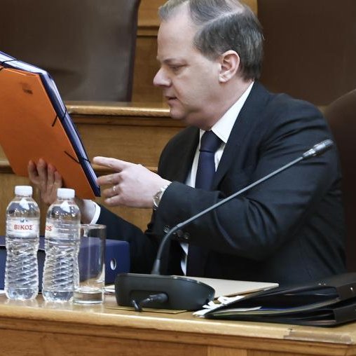 AretiAthanasiu's tweet photo. Στην Εξεταστική η συγκάλυψη συνεχίζεται με απίστευτη θρασύτητα. Ο πρόεδρος της Εξεταστικής, Δημήτρης Μαρκόπουλος, ανακοίνωσε πως απορρίπτεται κατά πλειοψηφία το αίτημα σύσσωμης της αντιπολίτευσης για να διαβιβαστεί η κατάθεση του Κώστα Καραμανλή στην αρμόδια Εισαγγελία προκειμένου να διερευνηθεί για το αδίκημα της ψευδορκίας.
Σύμφωνα με τον εισηγητή της ΝΔ Ι. Φωτήλα «όχι μόνο δεν ψευδόρκησε, αλλά οι ισχυρισμοί του συνοδεύτηκαν από σειρά εγγράφων και επαληθεύονται».
Απύθμενο θράσος.