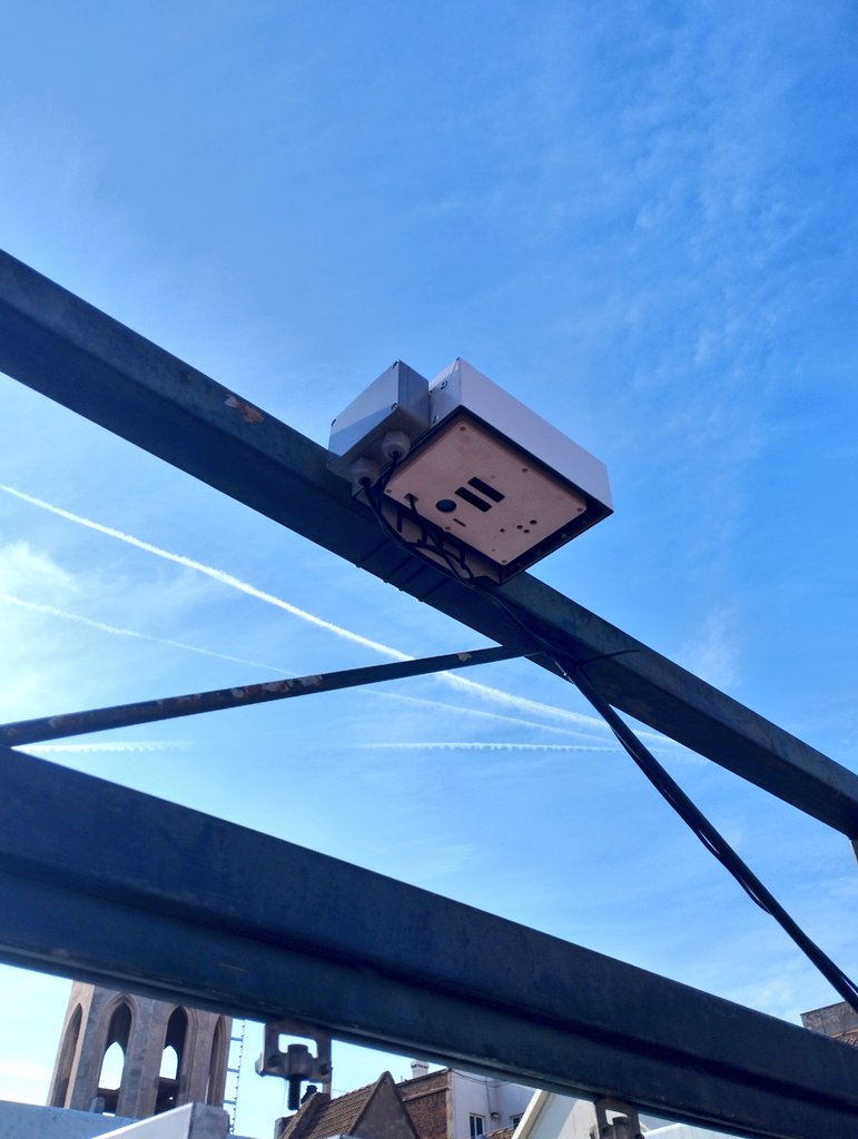 guillemfabs's tweet photo. Instal•lant a #JEStGervasi un Smart Citizien kit i una estació meteorològica del projecte europeu @ICHANGE_EU on participa el departament de Física Aplicada de la @FisicaUB per avaluar l'impacte del canvi climàtic apropant les dades a l'alumnat per fer-ne un ús educatiu https://t.co/B2ijxT0Y81