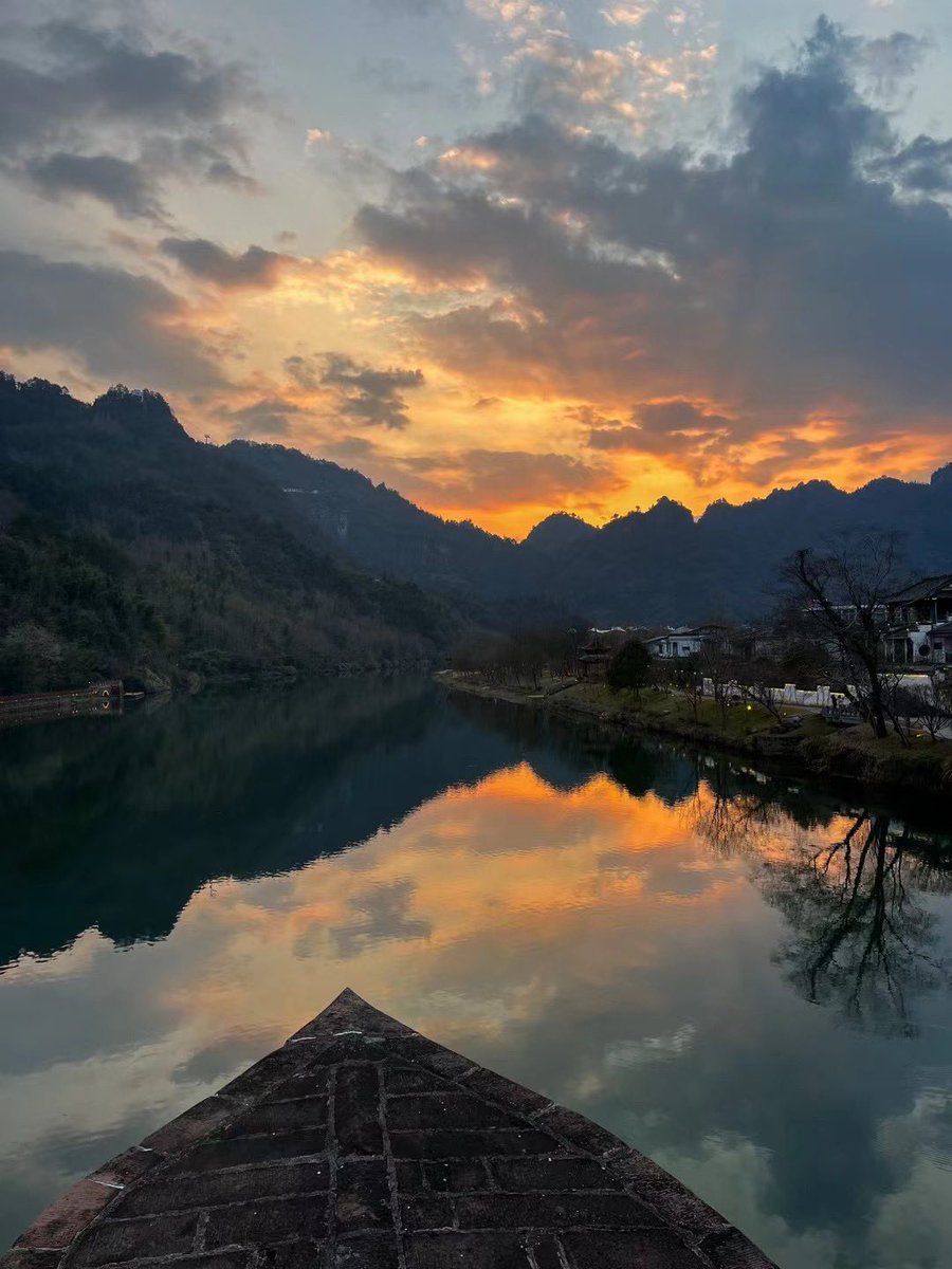 HuangshanGolf's tweet photo. Indulging in the ethereal allure of Qiyun Mountain's sunset, where heaven and earth merge in a graceful dance of hues. #QiyunMountain #SunsetSplendor https://t.co/89RBy6EvWa