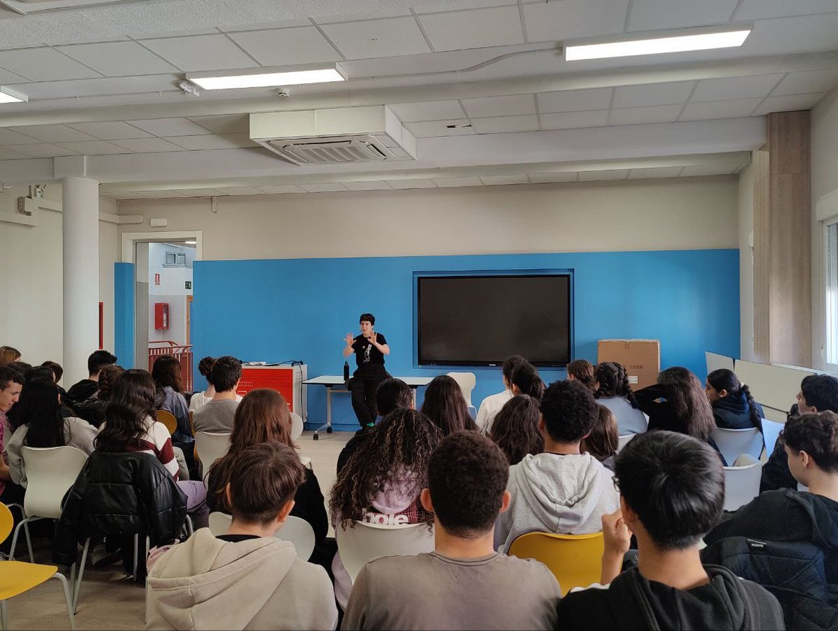 María Leo, postdoctoral researcher at @SAB_laboratory @ICA_CSIC setting the scence with 60+ students at @IESMSur to answer questions on the scientific career #internationaldayofwomenandgirlsinscience