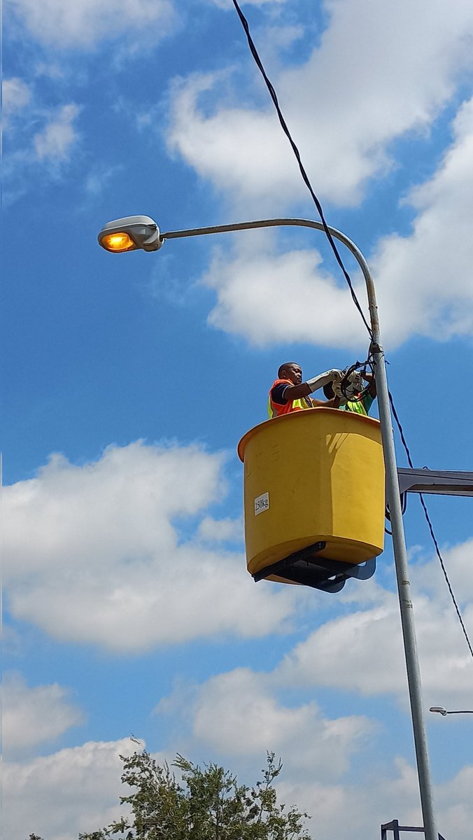 Coj_RegionD's tweet photo. Grass cutting being conducted by @JoburgParksZoo as well as the fixing of street lights as part of today's #KleenaJoburg programme. #JoburgServices #MMCAtWork https://t.co/CUvrGm8hWM