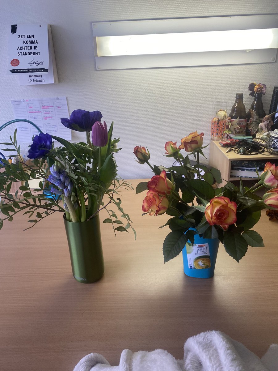 ChachaC64834085's tweet photo. Imagine wanted to do Something special for ur gf but she did the exact same thing at the same time. 
So now we stuck with 2 flowerss https://t.co/HIvykfBKWR