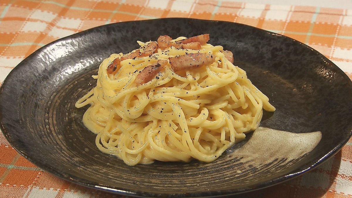 usakame_ytv's tweet photo. ▶︎次回の #うさかめ をちょい見せ◀︎

濃厚カルボナーラ対決☺️🍳🍝

「絶対失敗しない」
美味しく作れるレシピを 
#飯田圭織 がプロから伝授！

⚠️次回 放送時間にご注意⚠️

2/25(日)夕方4時35分

#草彅剛 #海原やすよともこ
#デニス #植野行雄
#納言 #薄幸 https://t.co/diJRJ0RPvn
