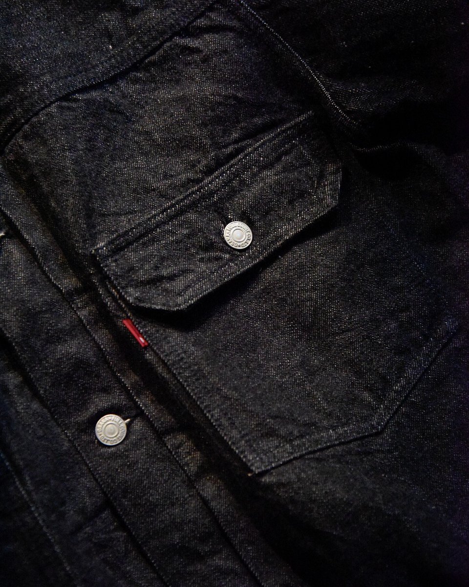FULLCOUNTONLINE's tweet photo. 2107BK
Type 1 Black Denim Jacket
https://t.co/dmR04wkFiQ
インディゴデニム以上に、ブラックデニムは大人が身につけたほうが圧倒的に渋く決まるアイテムです。
トラウザーに合わせて上品なスタイルを楽しんだり、オールブラックの無骨で男らしいスタイルもクールです。 https://t.co/lJpyezfRf8
