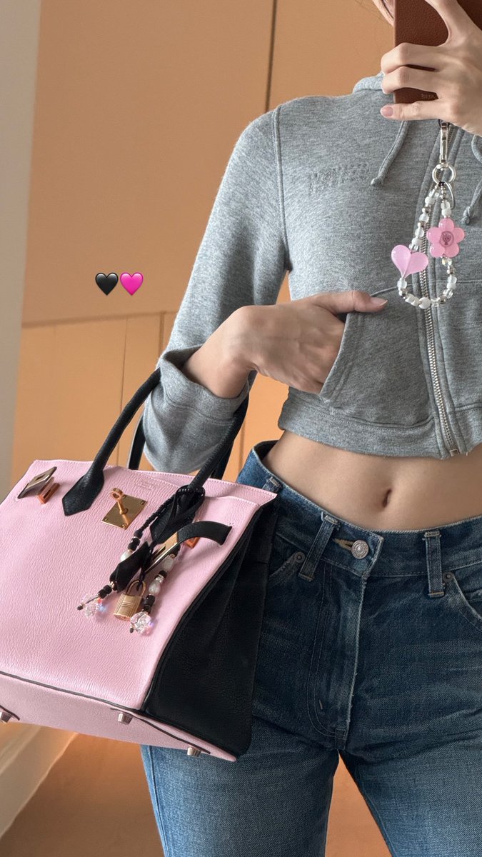 blackpinkbabo's tweet photo. Lisa IG story 🖤🩷 @Blackpink https://t.co/L7fDCF3zeI