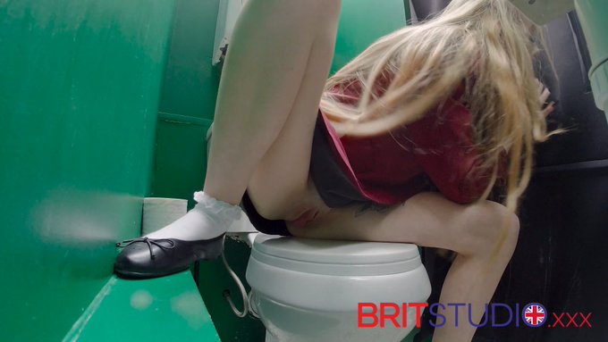 Sucking anonymous cock at the gloryhole makes @Kxtten_x so horny https://t.co/pWAVkLIwHT