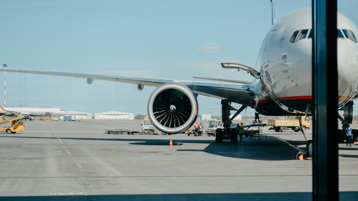 ⛽ Singapore aims to use #sustainableaviationfuel (SAF) for all flights from 2026! ✅ This decision could step up financial support for #SAF research and the affordability of these alternative fuels. Read @Reuters article to learn more👉reuters.com/sustainability… #aviationdaily