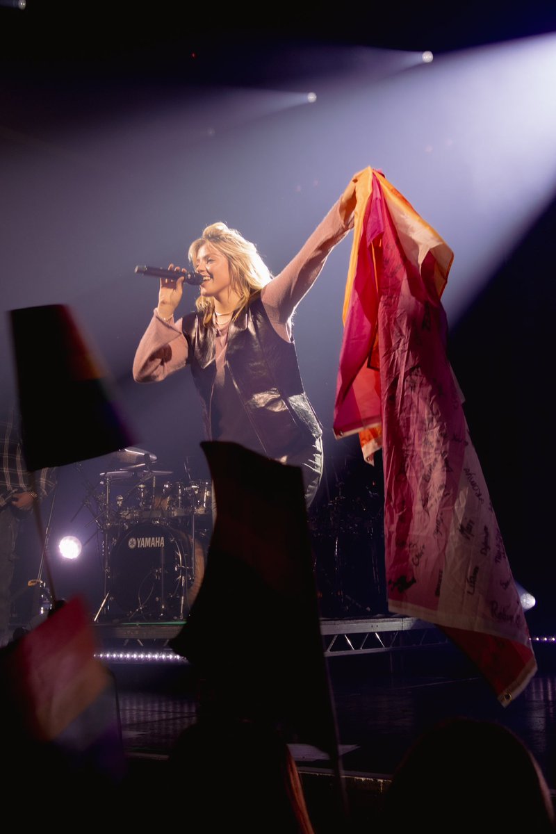 Fee_Maijer's tweet photo. @youngexwives @reneerapp @kingdylankb AMSTERDAM SHOW RENEE RAPP FT. DYLAN!! #reneerappamsterdam  #RENEERAPP https://t.co/KJiXmv22GI
