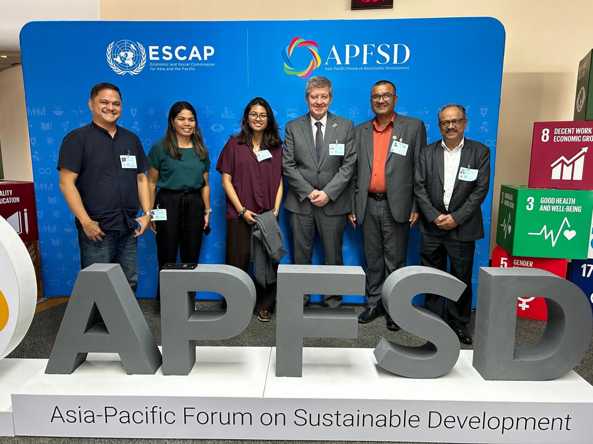 The trade unions and workers' constituency of the @AP_RCEM with @UN Undersecretary General Guy Ryder at the #APFSD2024.

#Timefor8
#DevelopmentJustice #LeaveNoOneBehind