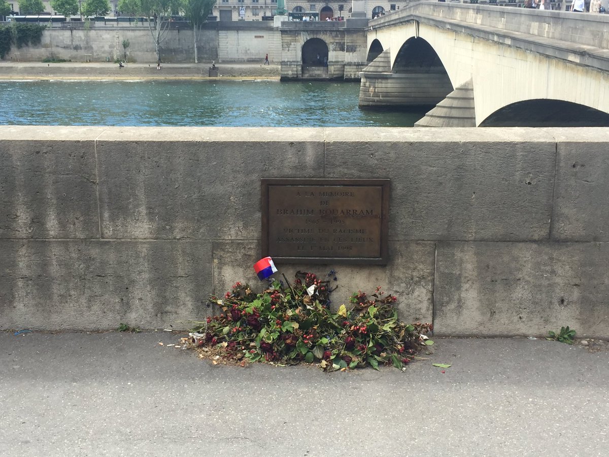 Puisque Mme Le Pen semble prendre goût aux cérémonies d’hommage, nous pourrions lui suggérer d’aller se recueillir et méditer devant la plaque de Brahim Bouarram assassiné le 1er mai 1995 par des militants de son père.
Que sa prise de conscience antifa ne s’arrête pas à sa porte.