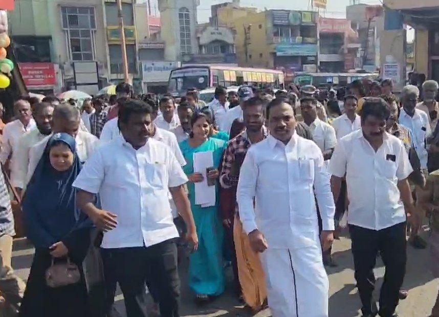 TnNewsvision's tweet image. கோவை மாவட்டம் மேட்டுப்பாளையத்தில் பழைய பேருந்து நிலையத்தை இடித்துவிட்டு, புதிய பேருந்து நிலையம் மற்றும் வணிக வளாகங்கள் கட்டப்பட உள்ள நிலையில், இன்று நீலகிரி எம்.பி. ஆ.ராசா ஆய்வு மேற்கொண்டார்

#Mettupalayam | #ChannelVision