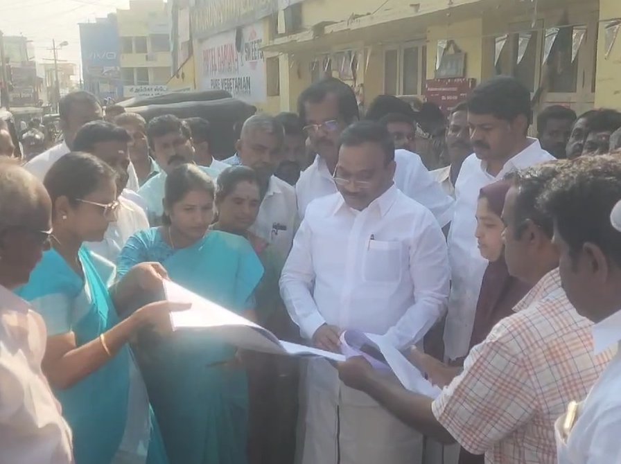 TnNewsvision's tweet image. கோவை மாவட்டம் மேட்டுப்பாளையத்தில் பழைய பேருந்து நிலையத்தை இடித்துவிட்டு, புதிய பேருந்து நிலையம் மற்றும் வணிக வளாகங்கள் கட்டப்பட உள்ள நிலையில், இன்று நீலகிரி எம்.பி. ஆ.ராசா ஆய்வு மேற்கொண்டார்

#Mettupalayam | #ChannelVision