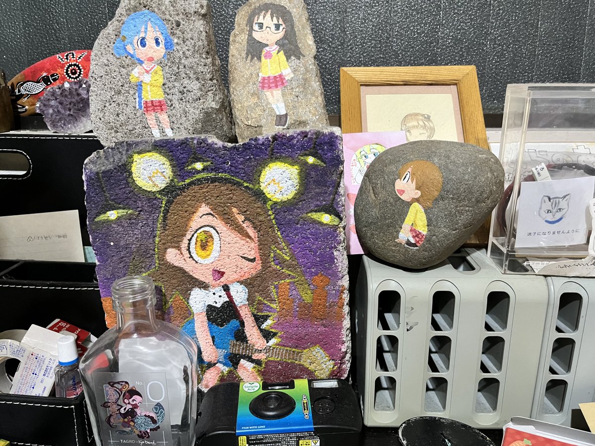 TAGROchang's tweet photo. エロ漫画自体斜に構えて描いていたところに加えて、単行本の巻末にエロと関係ない同人誌発表作品をぶち込む暴挙。

単行本カバーも拾ったブロックにアクリルで非エロな絵を描き、タイトルも段ボールの切れ端。それらをゴミ捨て場に打ち捨てて撮った写真。

自分で言っちゃうけど
This is TAGRO https://t.co/Xt7nKR9jFN