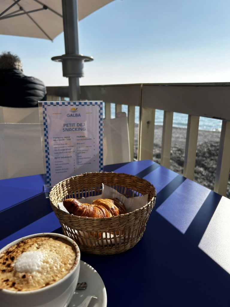 Ximeidayo's tweet photo. 景色の良さに吸い込まれて
予定とは違うカフェヘ
地中海眺めながら
クロワッサン🥐とカプチーノ
食べるのであった
#地中海
#マントン
#フランス
#景色の良いカフェ
#GALBA https://t.co/PeEZWNtfRG