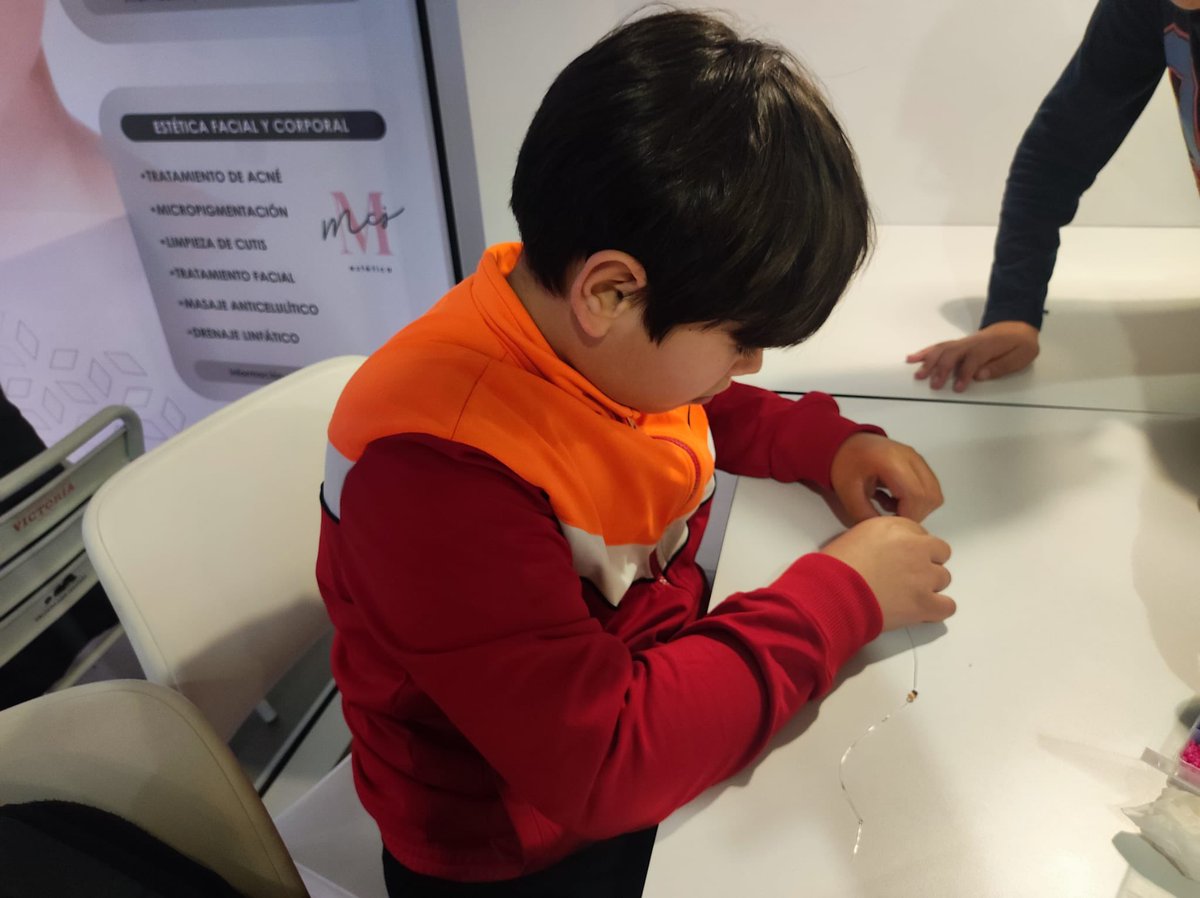 proyecto675's tweet photo. 🪢 Taller de pulseras para el Grupo 1 de #Ocio #ProgramaParticipa con el que trabajamos la motricidad de nuestros chicos y chicas y su creatividad.
⚫️⚪️ #Proyecto675 https://t.co/vrDG59KkAM