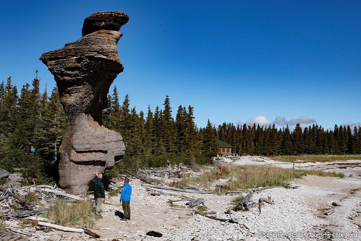 En Côte-Nord, la réserve de parc national de l'Archipel-de-Mingan se démarque par la présence de la plus grande concentration de  monolithes d'érosion au Canada. En savoir plus : https://bit.ly/3I51qER