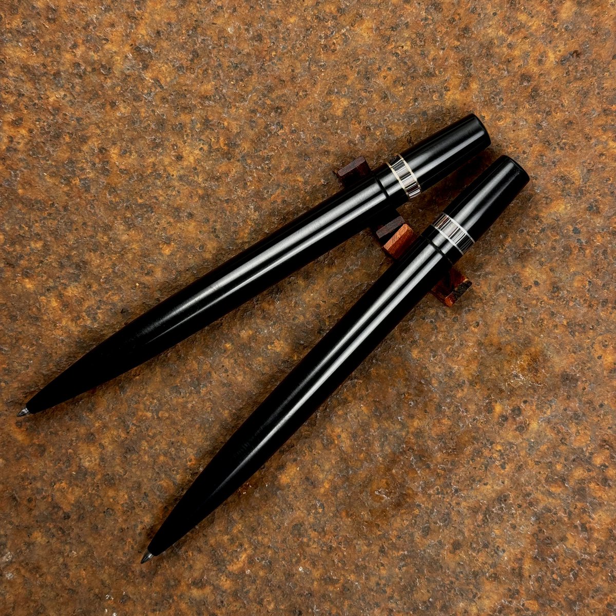 TuduriyaJ's tweet photo. 綴り屋 月灯 

ブラックエボナイトにフォーダイト アクセント

#ballpointpen 
#フォーダイト
#Fordite https://t.co/0MW6MCKkkg