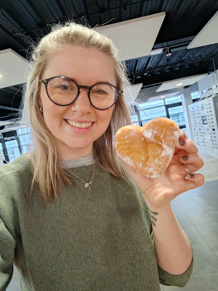 _ELLIE_JONES_x's tweet photo. Free donuts to make today better haha 😂❤️🫶🏼 #cuteeee https://t.co/1qCLvI0Wgx