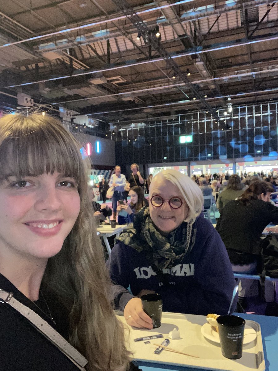 Roos_Royce's tweet photo. We zitten al klaar @ruthjacott 😜#huishoudbeurs  nog wel even mama’s karretje vullen 💸💸en dan 🎤💃💃 https://t.co/meCQ9VyRiC