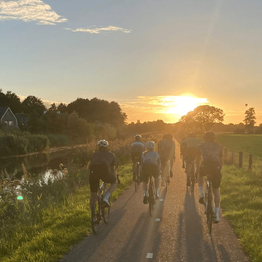 KeistadFietsF's tweet photo. Fiets in kort-kort, tot diep in de avond - wie heeft er al zin in de zomer? βπ½Wij wel! #KeistadFietsFestival #Wielrennen #Fietsplezier #SamenFietsen https://t.co/xvVMDcpP50