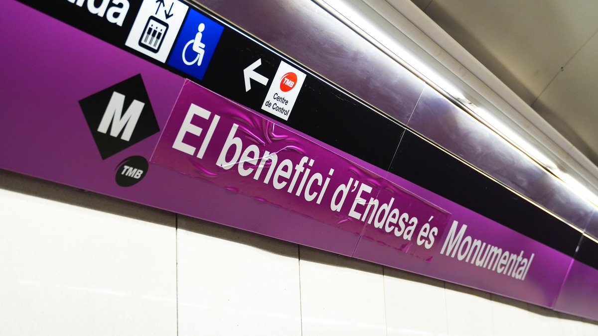 APE_Cat's tweet image. 🎨 Avui hem trolejat quatre estacions del metro de Barcelona per denunciar la responsabilitat de les grans subministradores d'aigua i energia en la pobresa energètica.
🪧 L'aigua i l'energia són un dret, no un negoci❗️
#SemanaPobrezaEnergética2024