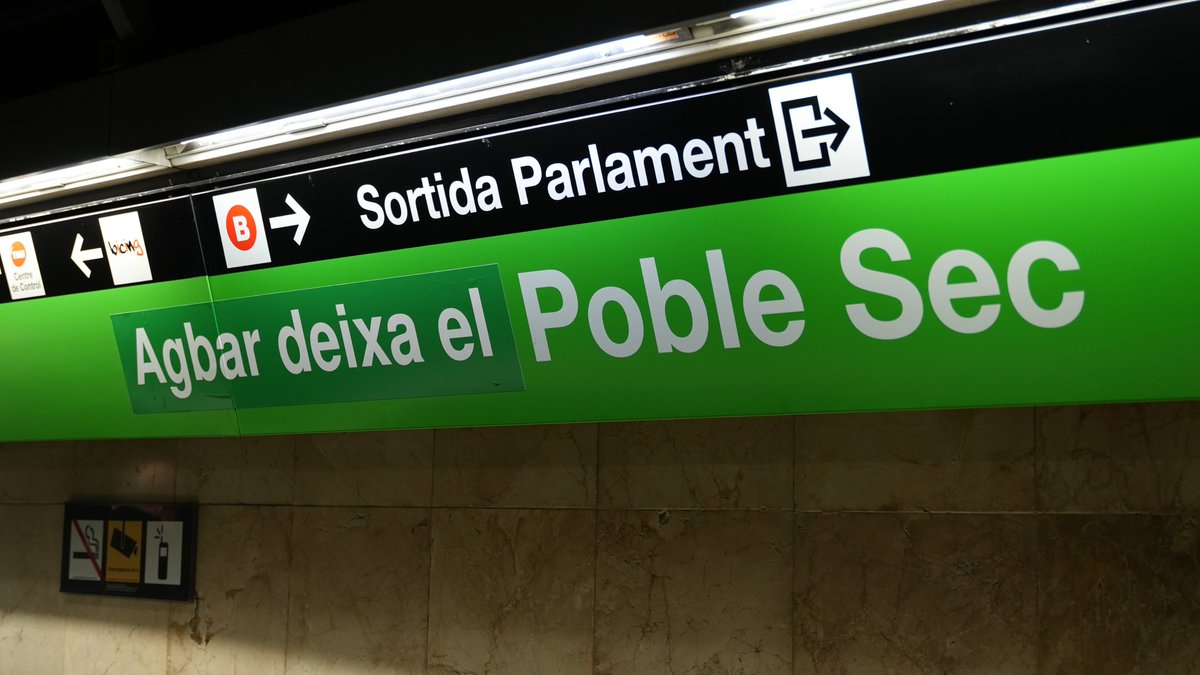 APE_Cat's tweet image. 🎨 Avui hem trolejat quatre estacions del metro de Barcelona per denunciar la responsabilitat de les grans subministradores d'aigua i energia en la pobresa energètica.
🪧 L'aigua i l'energia són un dret, no un negoci❗️
#SemanaPobrezaEnergética2024
