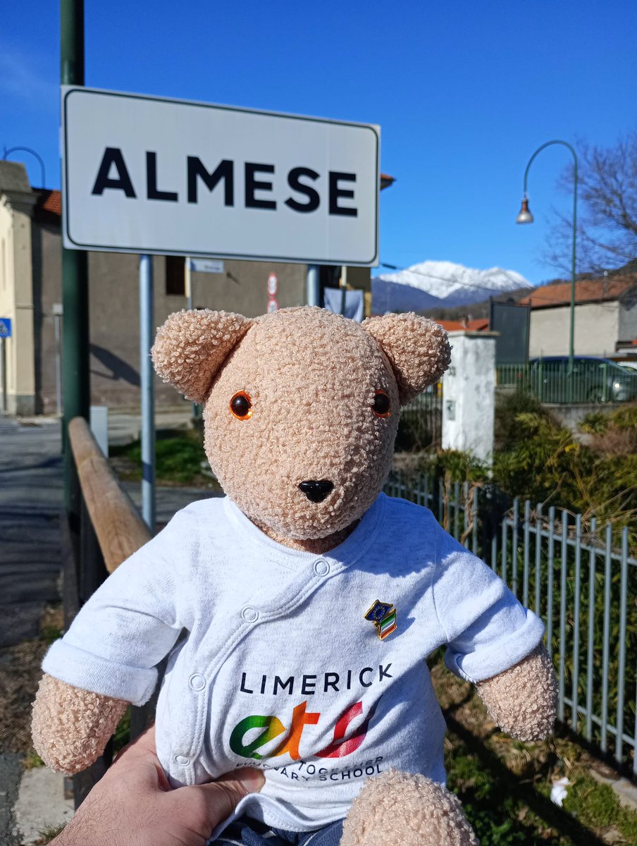 Track_mac_letss's tweet photo. The town is so beautiful and I got such an amazing welcome from students and teachers!!! Grazie mille!!! #trackmac🧸 https://t.co/qlYB4Js9gb