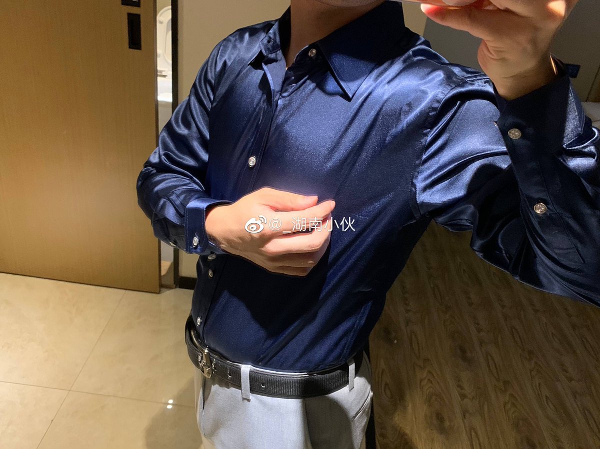 Hunan_boy's tweet photo. 宝蓝色丝光面料#衬衣
灰色#西裤
深黑色#丝袜
下次想看什么！？ https://t.co/mwV4KZz1Iq
