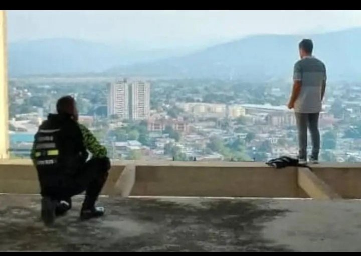 gomfrancelis's tweet photo. A esto me refiero que la salud mental no es juego ayer se logro salvar una vida por el Lcdo Zorrilla esto Sucedió en Barquisimeto en las Torres del Sisal Siempre la depresión tiene alguna señal de alarma seamos Más Humanos y no juzgues https://t.co/5pER7UDtsb