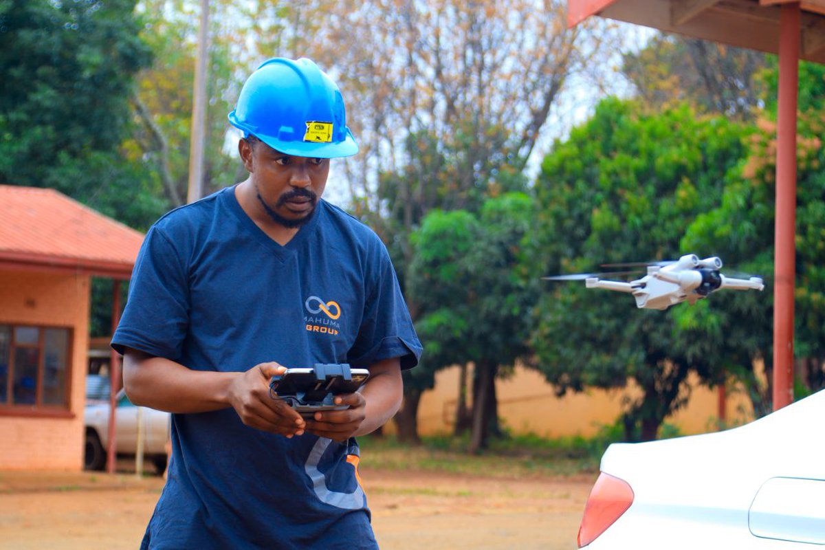 MahumaGroup's tweet photo. This #Chooseday we choose our Multimedia team led by the DOP Magwaza Mathebula. This talented crew makes sure our social media always looks amazing and offers different multimedia services available for hire!!

Email: media@mahuma.co.za or ceopa@mahuma.co.za for your booking. https://t.co/vxfyykLImn