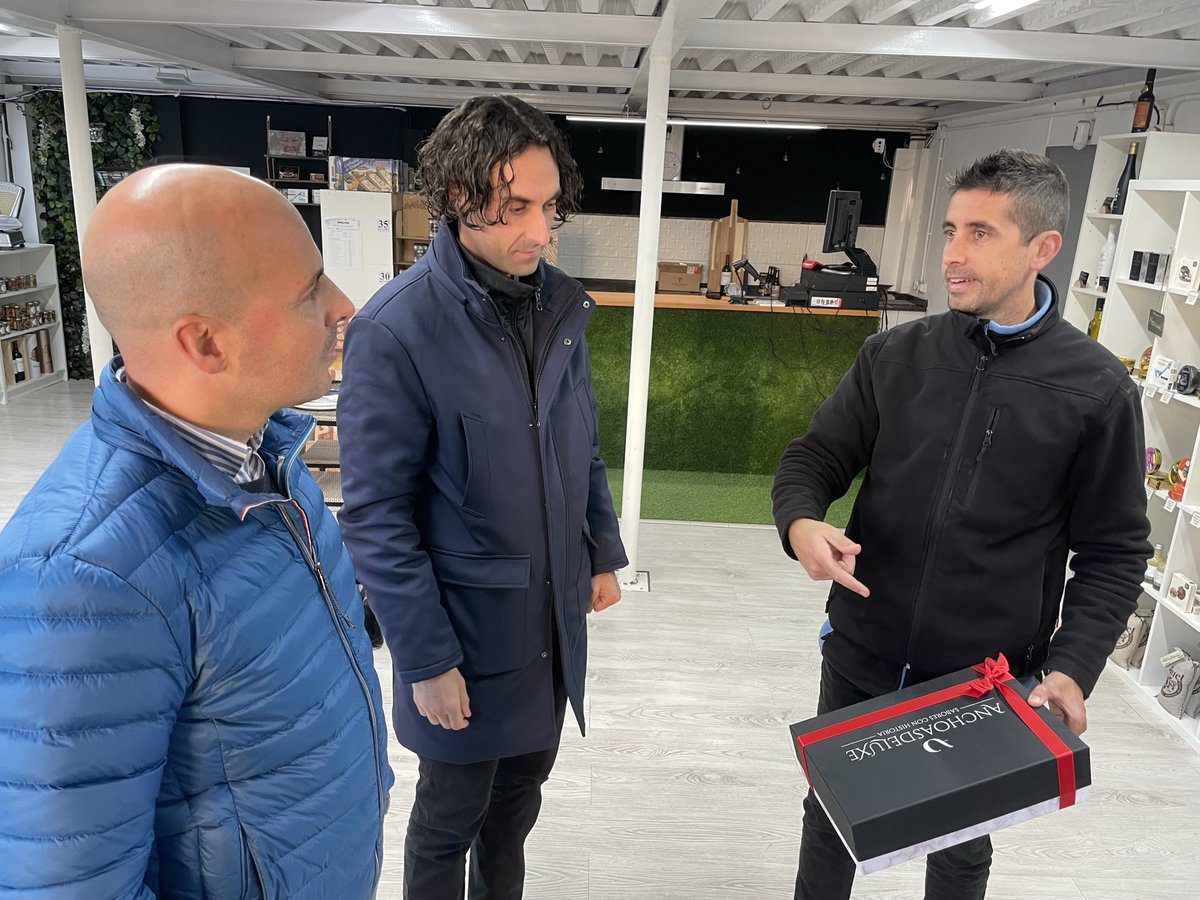 Astillero_Ayto's tweet photo. 🐟 Soberón y @Alexpolo84 realizan una visita a la empresa ‘AnchoasDeluxe’.

📍 La entidad, radicada en el Polígono de Guarnizo, se dedica a la comercialización de anchoas del Cantábrico.

ℹ️ https://t.co/xnXu1Tu6mx https://t.co/btrYtFR5cA