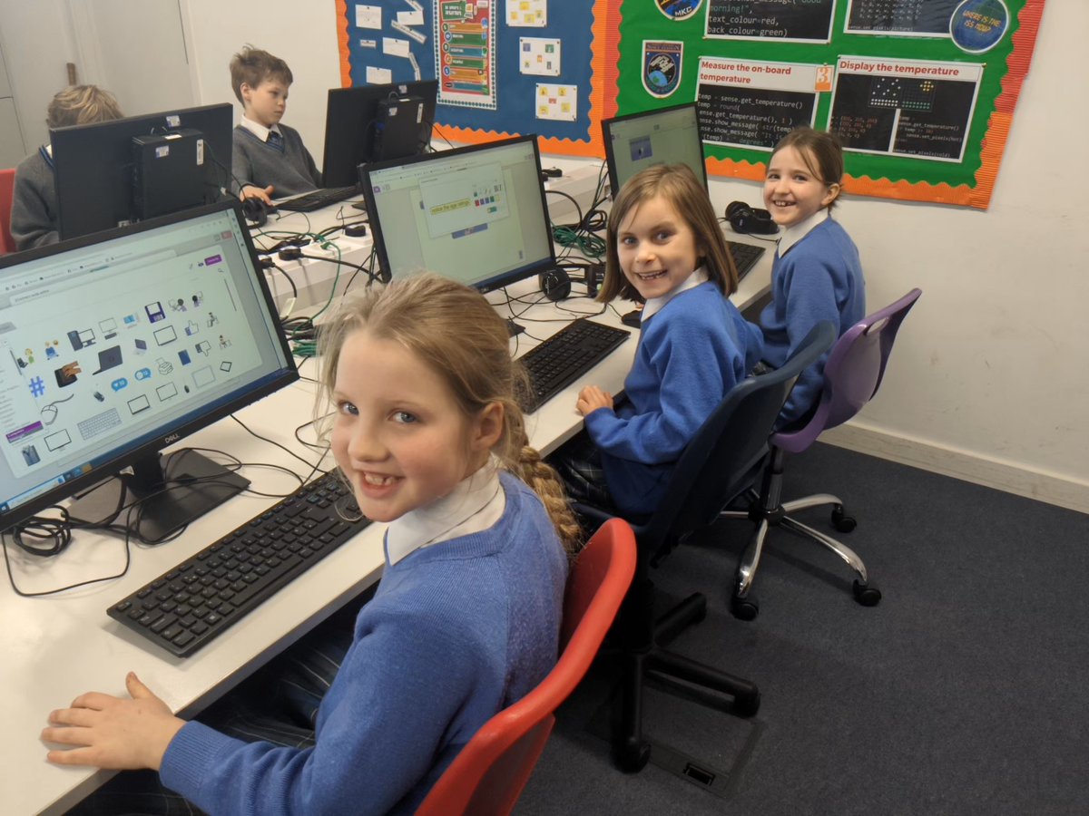 Year 3 girls hard at work using 2Connect to make eSafety mind maps about 'Staying Safe Online' ✨

#HazlegroveComputing