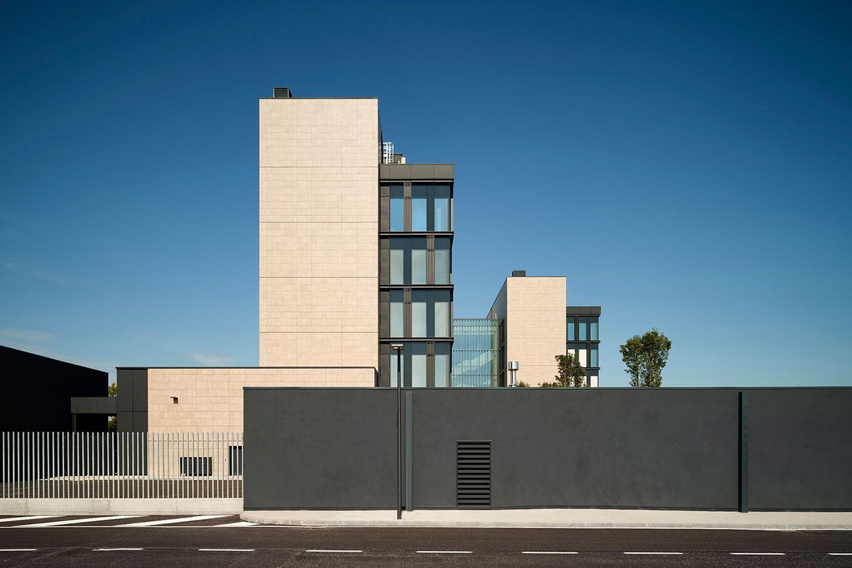 Archello's tweet photo. Chiesi Farmaceutici Headquarters designed by EFA studio di architettura features Marazzi's Mystone Gris Fleury 
https://t.co/WWSbub4DVa https://t.co/Jm1V1z4lsM