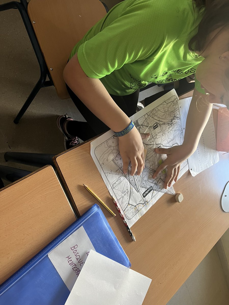 El alumnado de primero sigue con su proyecto de “La ruta perdida”, usando las escalas y los sistemas de coordenadas para preparar nuestra visita a Alcurrucen y la investigación de los ecosistemas de nuestro entorno. #ABPNews <a href="/rosi_jimba/">Rosi 🌱</a> <a href="/edumcmates/">edumcmates</a>