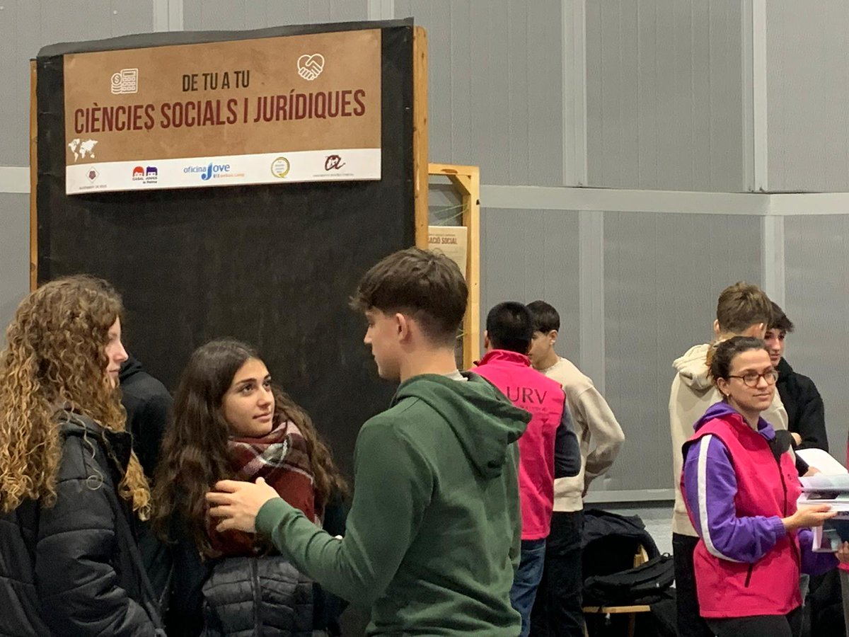 reus_cat's tweet photo. 📣 La Palma s'omple de joves amb motiu de la jornada d'orientació universitària De Tu a Tu

Al llarg del dia es preveu que hagin passat per l'espai prop de 500 estudiants 👏👏

ℹ️ https://t.co/wNashbiewi

@reusjove @joventutReus @universitatURV #ReusEducació https://t.co/2Iabu9gm66
