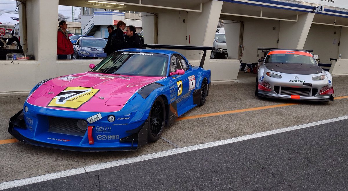 先日のAttack終了後、、

時代の変化と拘り？を感じる風景ですね・・・w

雨さんと初めてお会いしたのが45〜6年前

たしかWAKOの黒CDIがヒットした時期だった記憶ですね　(^^)/