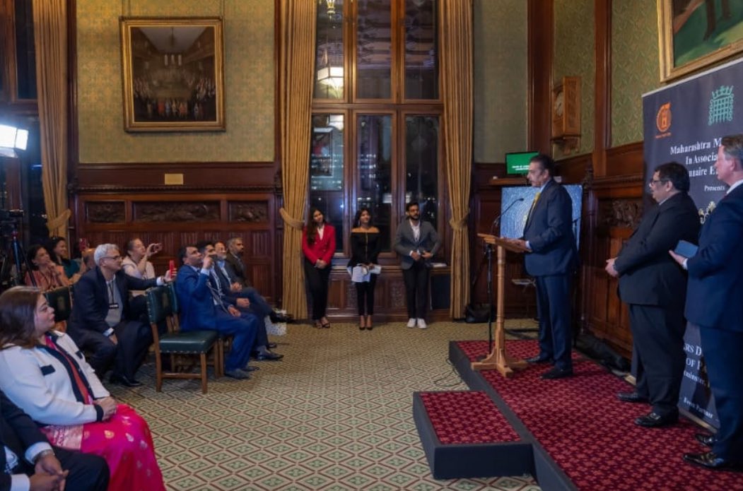 RaviShastriOfc's tweet photo. Great honour to be awarded by Maharashtra Mandal London in British Parliament. Grateful for all the love and honour 🙏🇮🇳 https://t.co/MLycRfjfWX