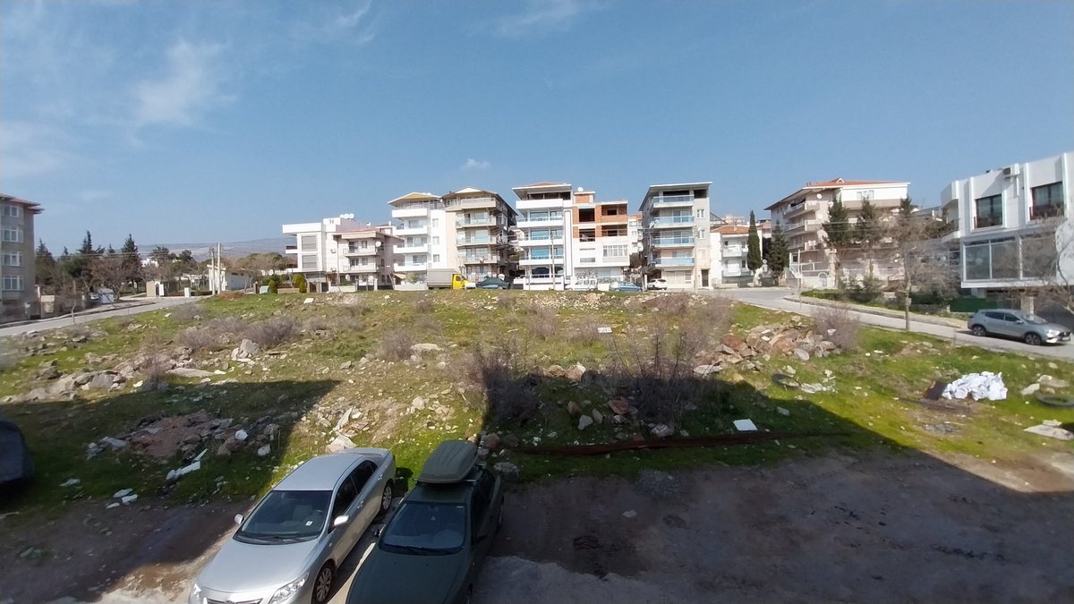 Ayrıca keşke park için ayrılan bu alana gerçekten artık bir park yapılsa, çöplüğe döndü. Park yapmayı seviyorsunuz buraya da bir el atıverseniz  <a href="/izmirbld/">İzmir Büyükşehir Belediyesi</a> <a href="/bornovabld/">Bornova Belediyesi</a> <a href="/izmirhim/">İzmir HİM</a>