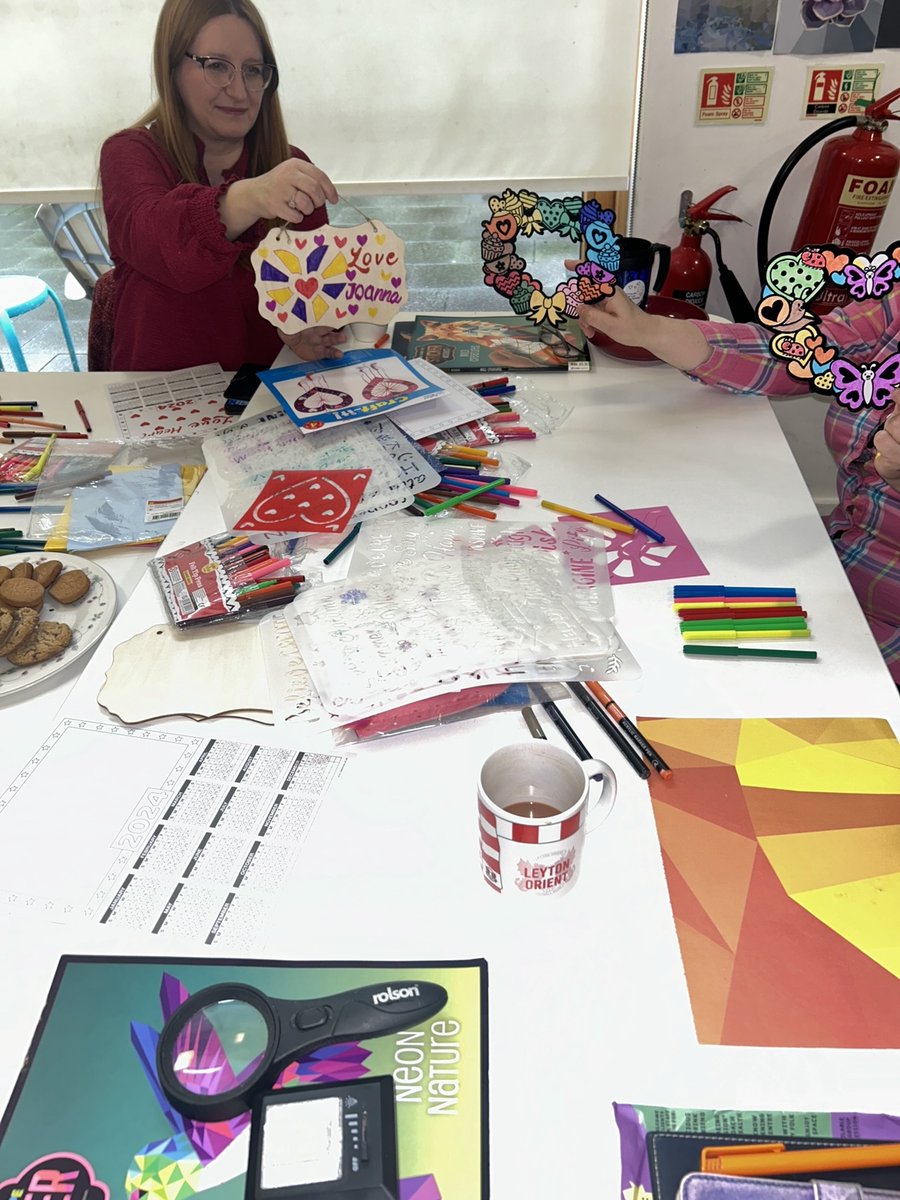 Throwback from Valentines Craft session with Rachel from @astongroup ❤️ #valentines #craftsessions #brancheshostel #hostellife #walthamforest #homelessness #creativity #connectingpeople #communalliving #residents #therapeutic #arttherapy #sensory #groupwork #love