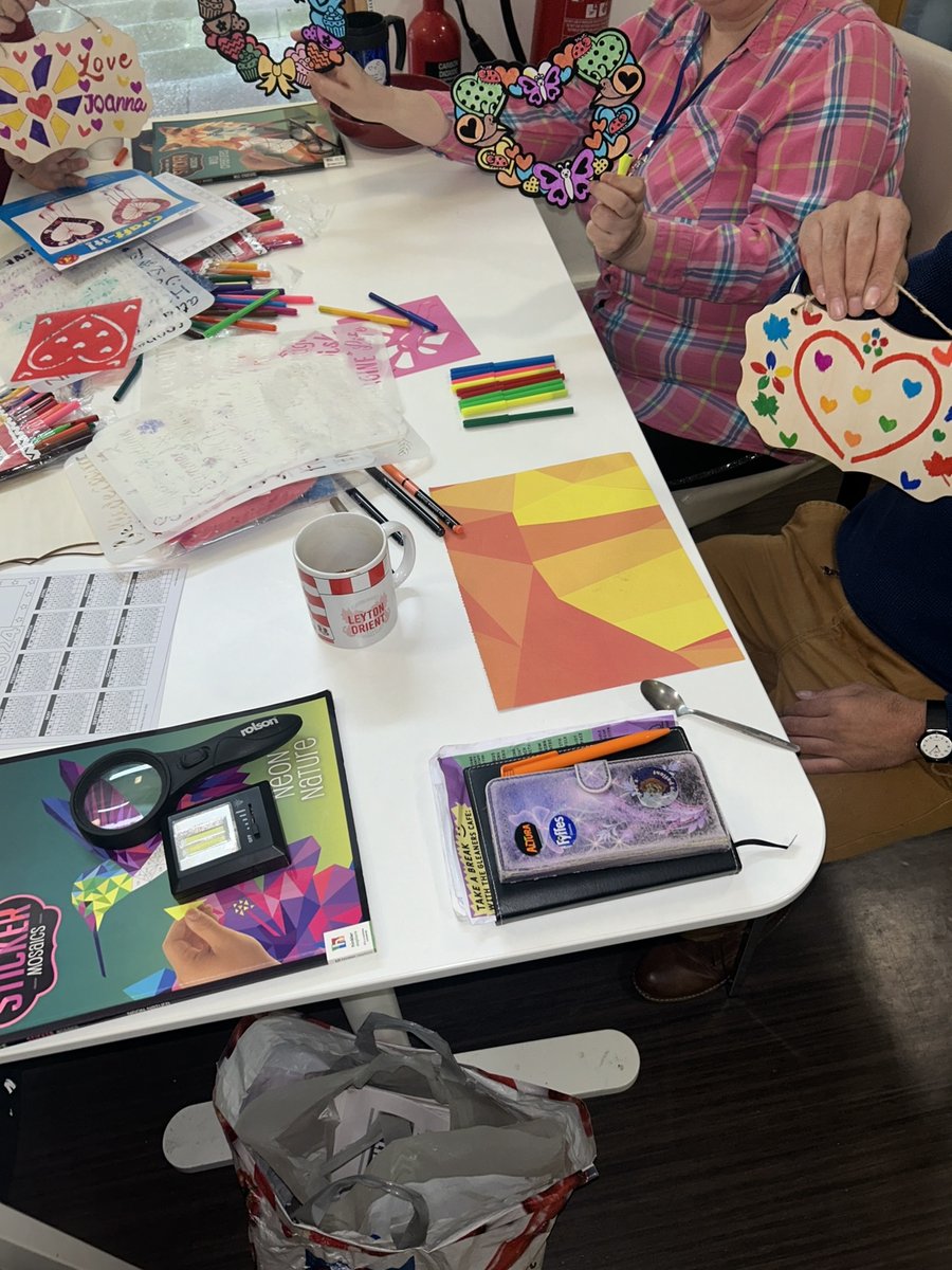 branches_wfc's tweet photo. Throwback from Valentines Craft session with Rachel from @astongroup ❤️

#valentines #craftsessions #brancheshostel #hostellife #walthamforest #homelessness #creativity #connectingpeople #communalliving #residents #therapeutic #arttherapy #sensory #groupwork #love https://t.co/J9Xa9WGRD7